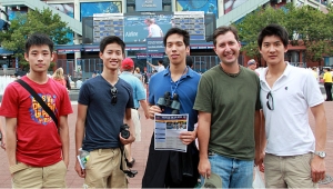 Utanf&ouml;r Arthur Ashe Stadium! Fr&aring;n v&auml;nster ses dansarna Jeff Sun, Alvin Song, Patrick Trang, konferencieren Jared Madsen och dansare Alex Chun.