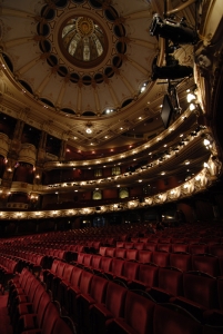 Fotografen TK hade denna g&aring;ng med sig vidvinkelobjektiv och insisterade p&aring; en bild av London Coliseum. (TK Kwok)
