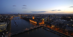 V&aring;r sista kv&auml;ll innan vi &aring;kte tillbaka till USA. Fr&aring;n toppen av London Eye bel&ouml;nades vi med denna spektakul&auml;ra utsikt n&auml;r solen s&auml;nkte sig &ouml;ver v&aring;r Europaturn&eacute;. (TK Kwok)