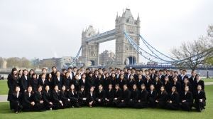 Under dagen bes&ouml;kte vi typiska sev&auml;rdheter i London, som till exempel Tower Bridge. (Annie Li)