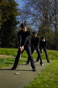 N&auml;sta morgon, innan vi begav oss till flygplatsen, besl&ouml;t sig dansarna Eric Lam, Alvin Song och Jeff Sun f&ouml;r att prova lyckan i golf. Ingen skadades &ndash; f&ouml;r allvarligt. (TK Kwok)