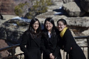Musikerna Nika Zhang, Rachel Chen och Maria Han poserar, of&ouml;rskr&auml;ckta framf&ouml;r det 300 meter branta stupet. (Annie Li)