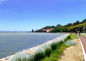 Cykla tillsammans längs Perths Swan River. (Foto av dansaren Songtao Feng)