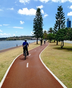 Denna del av Perth var perfekt för dem som älskar utomhusaktiviteter. Redan klockan fem på morgonen är jogging- och cykelleder överfulla med människor som är ute för en tidig träningsrunda. (Foto av dansaren Songtao Feng)