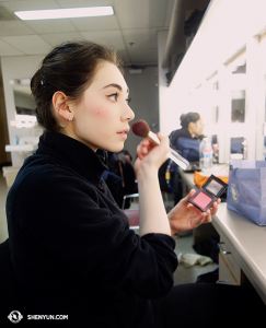 Skönhet i arbete. Solistdansaren Miranda Zhou-Galati förbereder sig för en föreställning på Kentucky Center for Performing Arts i Louisville. (Foto av dansaren Diana Tang)