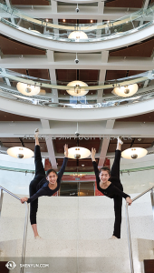 I Orlando står dansare Michelle Lian och Kathy Wu på trappstegen till Alexis and Jim Pugh Theater, som också finns i Dr. Phillips Center for the Performing Arts, där Shen Yuns New York Company uppträdde. (Foto av dansaren Nancy Wang)