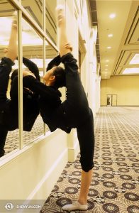 Dansaren Angelina Liu i Shen Yun International Company värmer upp innan hon tränar en flexibilitetkrävande rörelse i Louisville, Kentucky. (Foto av dansaren Diana Tang)