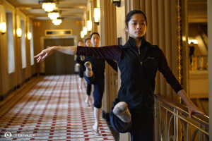 Dansaren Linjie Huang och andra har lektion innan showen.(Foto av Annie Li)