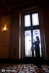 Suonaspelaren Maria Han tränar innan en föreställning på Peabody Opera House i St Louis. (Foto av Annie Li)