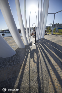 Under tiden i Australiens Perth ... dansaren Fadu Chen härmar skuggornas former i hamnen. (Foto av dansaren Stephanie Guo)