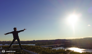 Dansaren Danny Li på Kennedy Centers tak med utsikt över Potomac River i USA:s huvudstad. (Foto av dansaren Felix Sun)