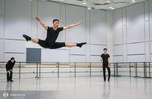 Solistdansare Steve Wang värmer upp inför en av de sju föreställningar som framfördes på Kennedy Center Opera House. (Foto av dansaren Kenji Kobayashi)