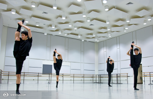 New York Companys dansare förbereder sig för en föreställning i Washington DC:s Kennedy Center. (Foto av dansaren Kenji Kobayashi)