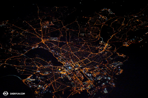 Detta foto togs kl 2 mitt i natten någonstans över England… (Foto av projektionist Annie Li)