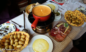 Och hur kan man spendera den första dagen i Schweiz utan att smaka på fondue? (Foto av projektionist Annie Li)