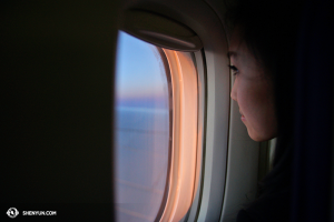 Dansaren Megan Li ser fram emot ankomsten till Europa. (Foto av projektionist Annie Li)