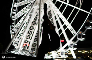 Solistdansaren Lily Wang framför Wheel of Brisbane. (Foto av dansaren Stephanie Guo)