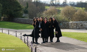 Från vänster: Dansare Linjie Huang, Diana Teng, Daoyong Zheng, Miranda Zhou-Galati, Olivia Chang och Connie Kuang njuter av att vara på det vackra Leeds Castle. (Foto av projektionist Annie Li)