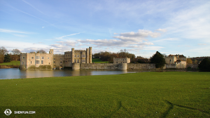 Därifrån reste International Company till England och gjorde en utflykt till historiska Leeds Castle ... (Henrik V, Henrik VIII, Richard II ...). (Bild av projektionist Annie Li)