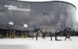 Kan ni avgöra om dessa dansare är glada i att resa? Här är de framför Metropolitan Auditorium, Sirio Street i hörnet av Pléyades i Puebla, Mexiko. (Foto av dansaren Pierre Huang)