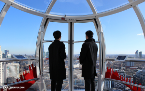 Under tiden i London besökte Shen Yun International Companys orkestermedlemmar London Eye. Trombonisten Tianli Hong (till vänster) och violinisten Joshua Lin tittar österut. (Foto: Darrell Wang)