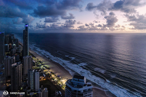 Fortfarande i Australien, med framträdanden på vackra Guldkusten, fångade Shen Yun World Companys medlemmar denna vy av en ny dag från den 63:e våningen i hotellet. (Foto av dansaren Lily Wang)