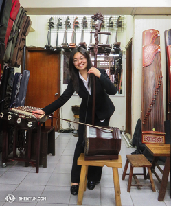 Shen Yun World Company anlände till Taiwan efter sex veckor i Australien. Erhusolisten Linda Wang passade på att provspela en baserhu i en kinesisk musikaffär i Taipei. (Foto av suonamusikern Stella Yu)