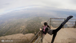 Utanför Barcelona tittade Shen Yun International Company på vyn från toppen av berget Montserrat. Dansare: Chunqiao Cai. (Foto av projektionist Annie Li)