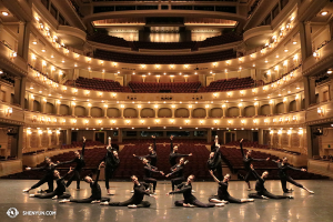 Flickor vill bara ha roligt - Shen Yun Touring Company på Fort Worth Bass Performing Hall i Texas. (Foto av Tim Wu)