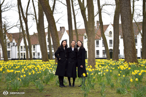 Dansarna  Yi-Qian Shi, Chunqiao Cai och Connie Kuang njuter av det fräscha fältet av blommor i den gamla staden i Brügge. (Foto av dansaren Diana Teng)