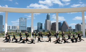 Under den sista föreställningsdagen i Texas poserade Shen Yun Touring Companys dansare för detta foto utanför Long Center for the Performing Arts i Austin. (Foto av Helen Li)