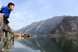 Violinisten Joshua Lin med utsikt över sjön Hallstatt. (Foto av Seunghuni)