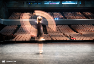 Fortfarande i Asien tränar dansaren Dani Wollensak i Shen Yun World Company sin Fan shen-teknik. (Foto av dansaren Stephanie Guo)