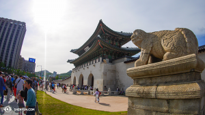 Shen Yun World Company skulle avsluta sin turné i Sydkorea och Seoul var tänkt att vara den näst sista staden. Men efter hot från den kinesiska ambassaden avbröt KBS-teatern fyra Shen Yuns föreställningar där. Solistdansare Ben Chen tillbringade tid med att besöka de traditionella palatsen i Seoul. (Foto av dansaren Ben Chen)