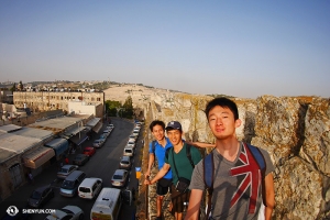 Och reste vidare till Israel där de tog en promenad på murarna i Gamla Jerusalem.