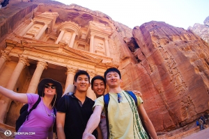 Och vidare till Jordaniens antika stad Petra där de mötte en ung kvinna som var den enda andra turisten där den dagen.