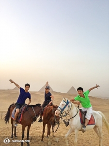 Kanske de mest äventyrliga av Shen Yuns semesterfirare, dansarna (från vänster) Alvin Song, Alex Chun och Ben Chen reste till Mellanöstern och började med Egyptens pyramider i Giza.