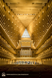 Shen Yuns symfoniorkester hade premiär på sitt 2016 års turnésäsong i Asien vid Tokyos Opera City Concert Hall den 15 september. (Foto av basist TK Kuo)