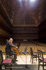 Cellist Yong Deng förbereder sig för säsongspremiären i Tokyo. (Foto av TK Kuo)