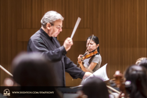 Dirigent Milen Nachev och solist Fiona Zheng repeterar Introduktionen och Rondo Capriccioso av Camille Saint-Saëns. (Foto av TK Kuo)