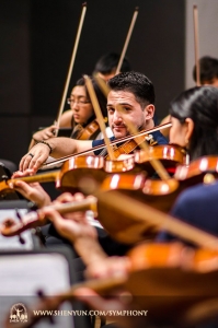 Soloviolinist Stepan Khalatyan är den enda som samarbetar med kameramannen under denna repetition vid Taichung Chung Hsing Hall, Taiwan.