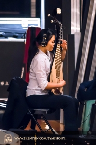 Pipa-musikern Miao-Tzu Chiu övar backstage i Chiayi, på sin hemö Taiwan.