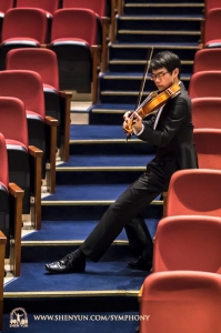 Violist Tongsheng Ye värmer upp vid Taoyuans Zhongli Arts Hall, Taiwan.