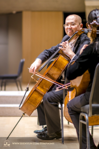 Cellist Yong Deng värmer upp på scenen i Toronto.