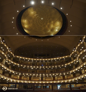Och slutligen i Miami, Florida, där Shen Yun International Company uppträdde innan de åkte till New York. Hiro Kobayashi fångade den anmärkningsvärda lobbyn i Adrienne Arsht Center for the Performing Arts.
