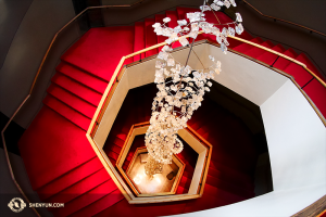 Allting gällande designen i National Arts Centre är i hexagoner från golvet, till logo och till trapphuset. (Är det fortfarande en Fibonacci spiral om den är gjord av hexagoner?) (Foto av Ben Chen och Jeff Chuang)