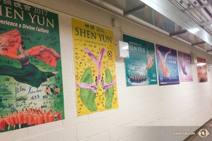 Shen Yun World Company avslutade en del av turnén i Kanada på Living Arts Centre i Mississauga, där Shen Yun har en tradition att uppträda, vilket kan bevittnas av signerad affischsamling för åren 2012-2017 bakom scenen. Shen Yun kommer också till Vancouver den 29 januari och till Toronto den 28 februari.