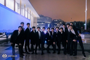 Shen Yun International Companys dansare utanför Kennedy Center efter en föreställning.(Foto av koreograf Yungchia Chen)