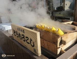 Livet på resande fot har sina fördelar, som majskolvar i japansk stil. (Foto av Kexin Li)