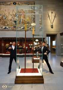 Samtidigt stannade kompaniet med det träffande namnet Shen Yun North America Company vid Cleveland Museum of Art, medan de turnerade längs kontinenten. Dansarna Daren Chou (till vänster) och Louis Liu. (Foto av dansaren Tony Xue)